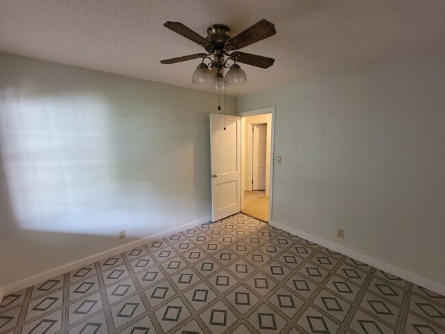 Building Photo - 3 Bedroom 2 Bathroom House