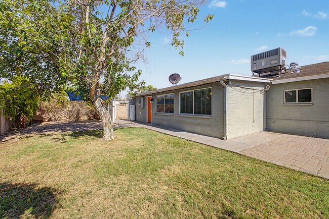 Building Photo - 2514 E Campbell Ave