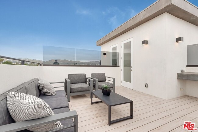 Building Photo - 417 1/2 N Curson Ave