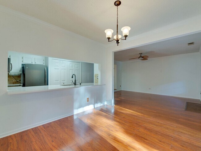 Building Photo - Amenity rich water front condo ready for move in!