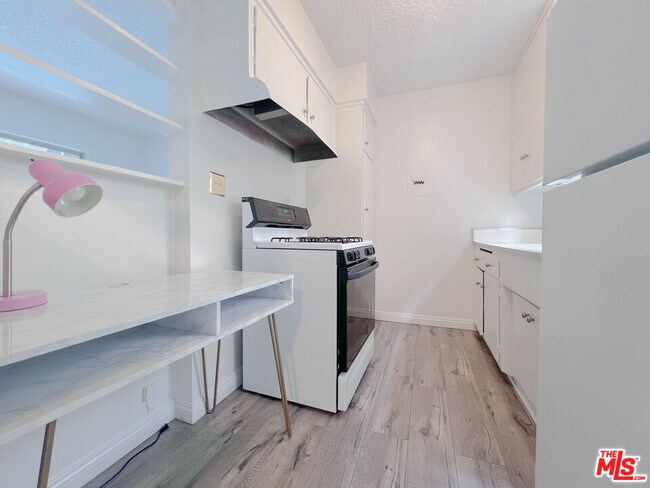 Building Photo - 941 N San Vicente Blvd