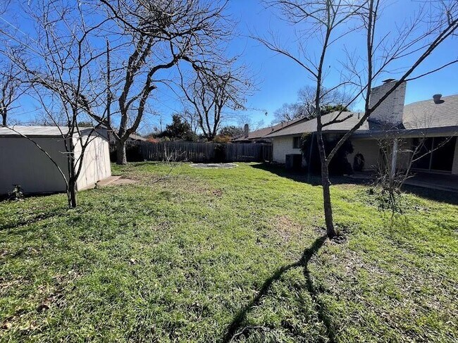 Building Photo - 2206 Kenbridge Dr