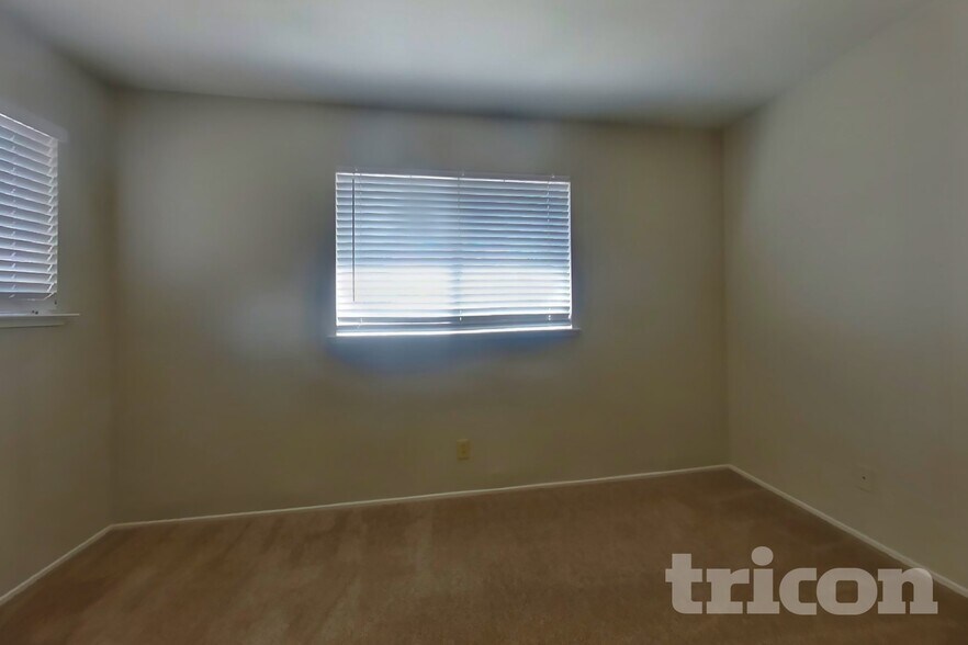 Building Photo - 1630 E Lake Ct