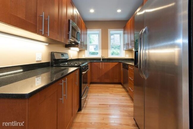 Building Photo - 5 br, 2 bath Triplex - 6 Lothian Rd 2