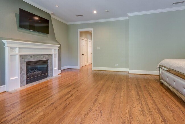 Building Photo - 2624 Thomas Ave