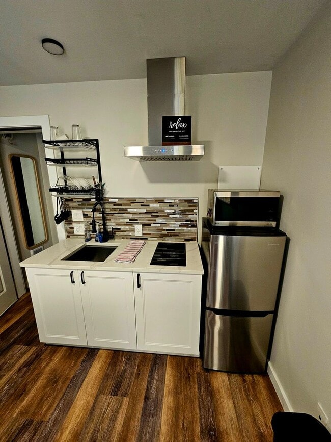 Building Photo - Fully Furnished Studio New in Silverdale W...