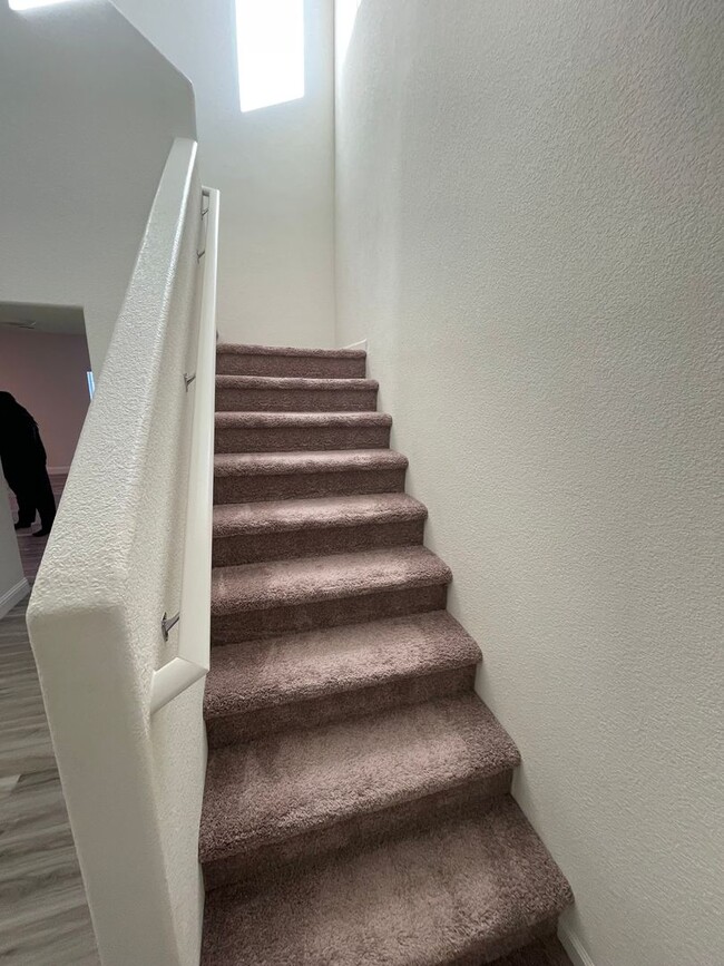 Building Photo - Beautiful 4 bed 2.5 bath in Sacramento!