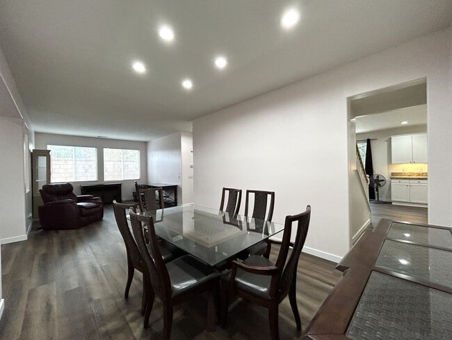 Building Photo - AVAILABLE NOW!! Fully Furnished 5 Bedroom 2.5 Bathroom Two Story Home in Beaumont!!