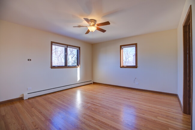 Building Photo - 5715 N Cicero Ave