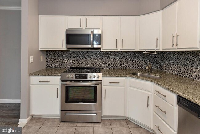Building Photo - 10 Sumac Ct