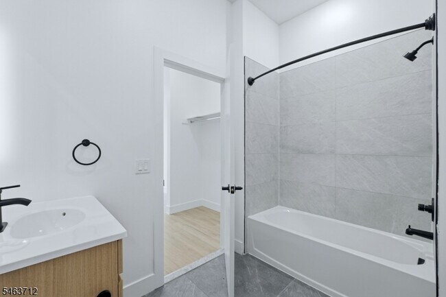 Building Photo - 420 River Dr