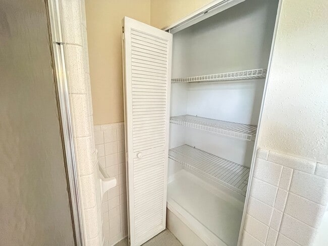 Building Photo - Adorable 2 bedroom, 2 1/2 bathroom townhom...
