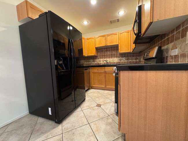 Building Photo - Ground Floor Unit with Tile Floors & Commu...