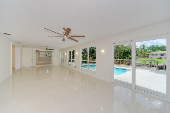 Building Photo - 709 W Royal Palm Rd