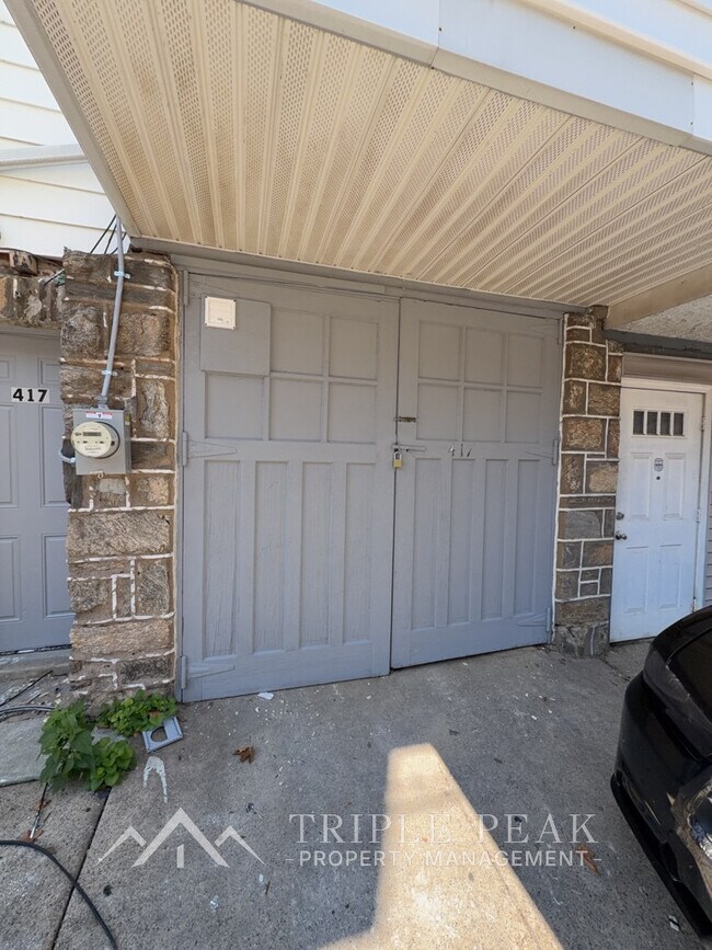 Building Photo - 417 Croyden Rd