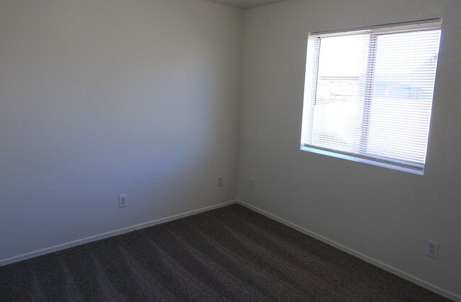 Building Photo - Inviting 3+2 split Floor plan!