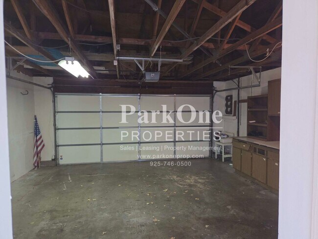 Building Photo - Cozy Skywest Townhome