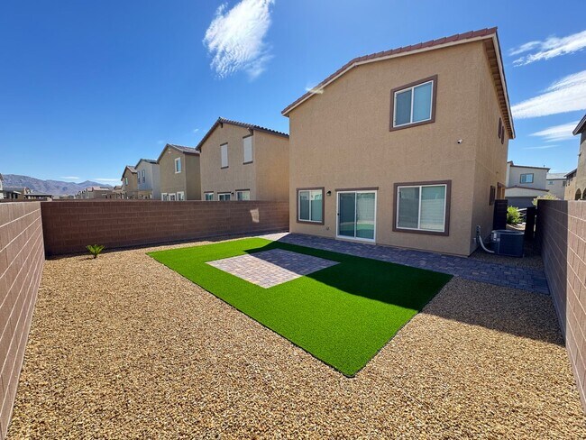 Building Photo - 4 bedroom in gated community!