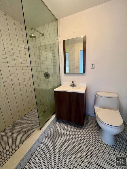 Building Photo - 2BR Penthouse w/ Balcony & Private Rooftop Terrace on Bushwick E. Williamsburg Border