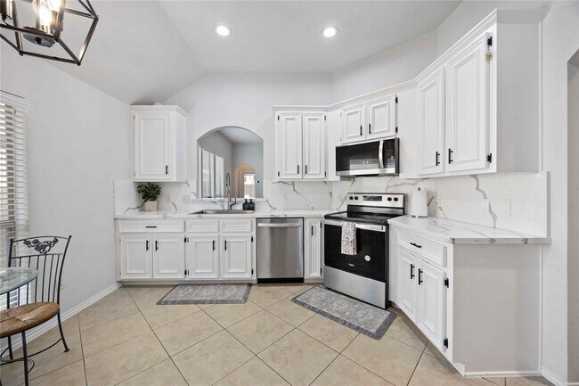 Building Photo - 6018 Lynwood Banks Ln