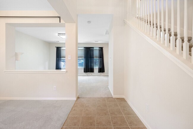 Building Photo - 1726 Rosenborough Ln S