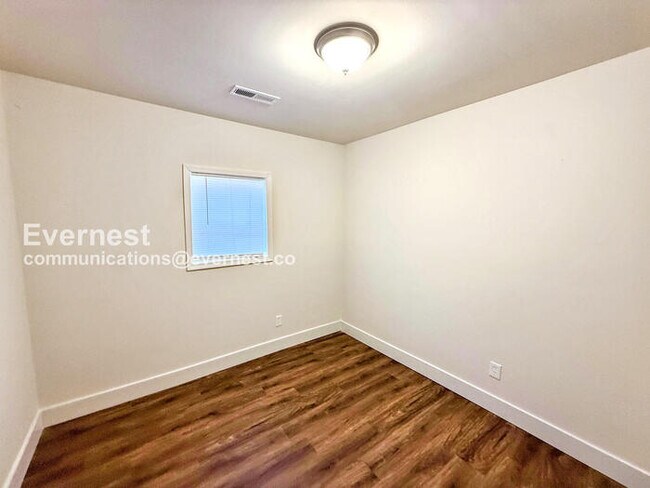 Building Photo - 207 9th Ave W