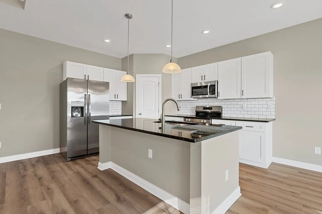 Building Photo - 2613 Cedrus Ave