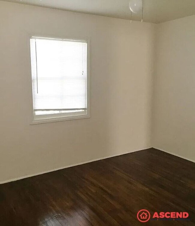 Building Photo - Cozy Home Off Truxtun and Oak!