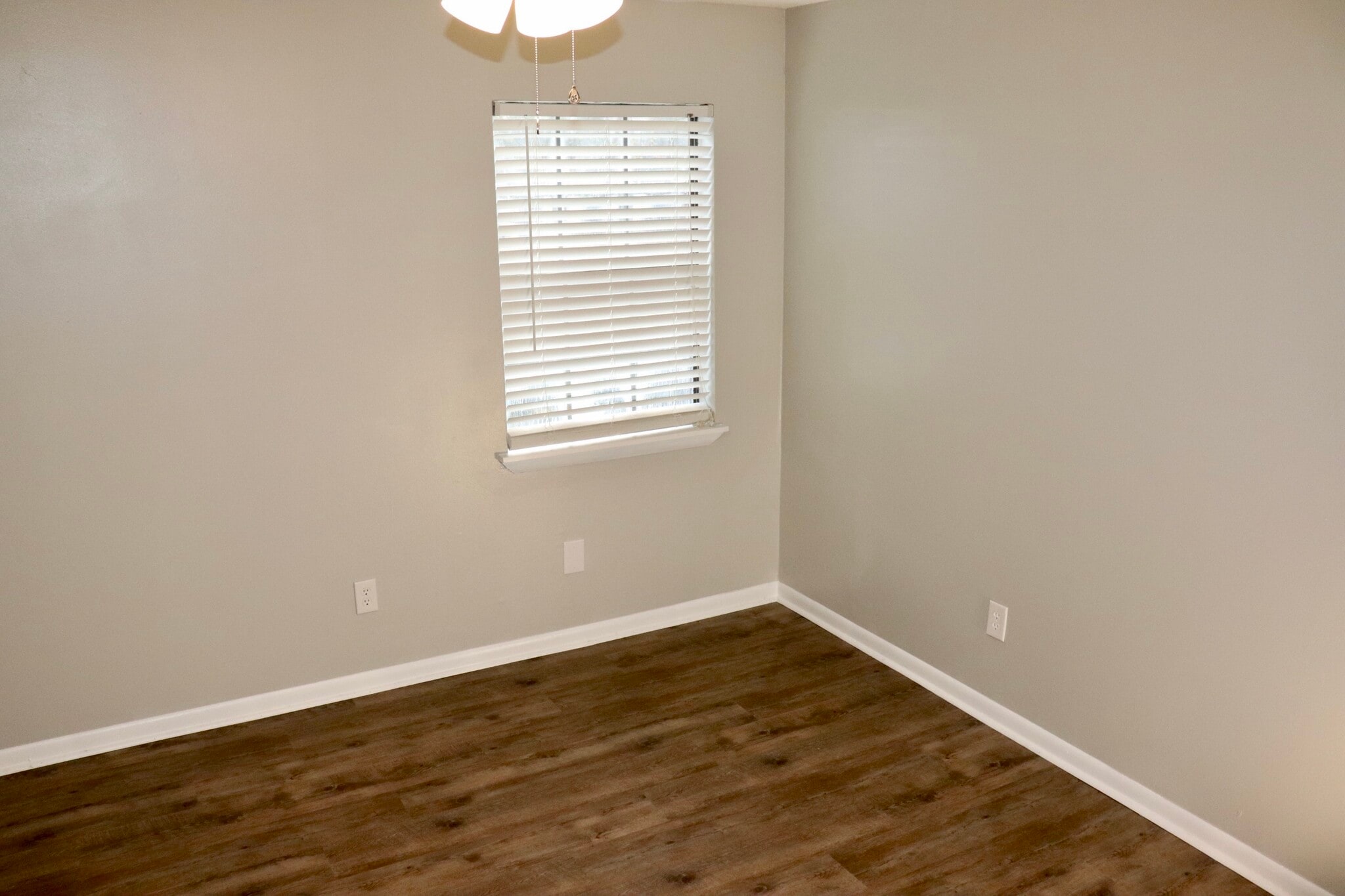 Building Photo - 300 Apache Dr