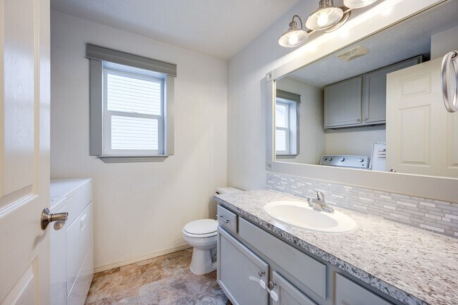 Building Photo - MOVE-IN SPECIAL! Bright & Spacious 4-Bedroom Home in One of Pullman’s Most Desirable Neighborhoods