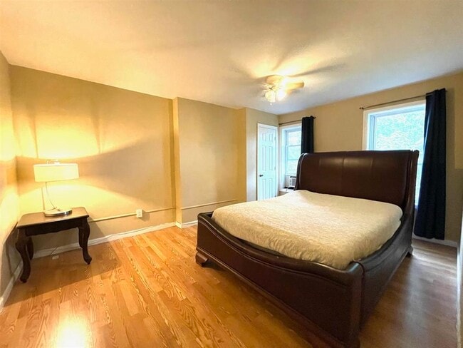 Building Photo - 812 Grand St