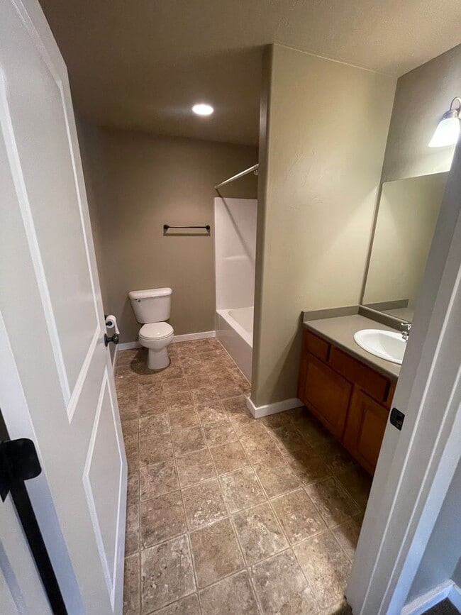 Building Photo - 2 bedroom 2 bath condo centrally located o...