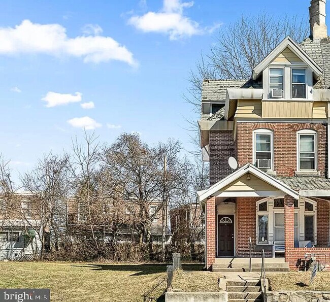 Building Photo - 1715 Providence Ave