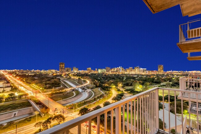 Building Photo - Luxury Meets Location – Prime 1 Bed Near H...
