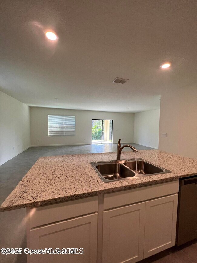 Building Photo - 7459 Tourmaline Dr