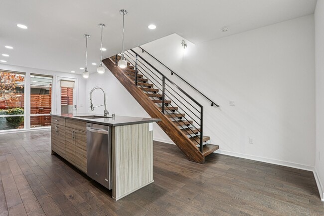 Building Photo - 256 E Roanoke St