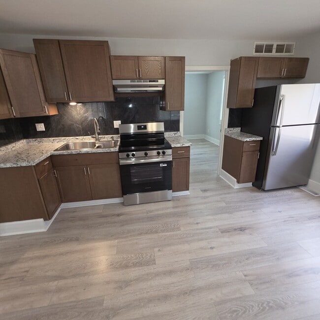 Building Photo - Cozy 3 bedrooms and 1 bath home located on S Pleasant St in Independence, MO