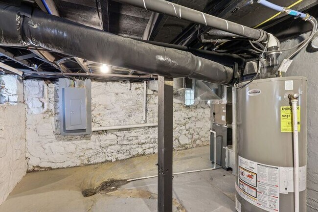 Building Photo - 621 Reinhard Ave