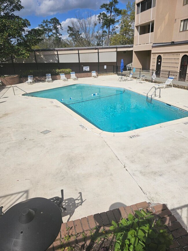 Building Photo - Beautiful Highrise 2 bed 2 bath