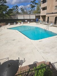 Building Photo - Beautiful Large 4th floor Highrise 2 bed 2 bath