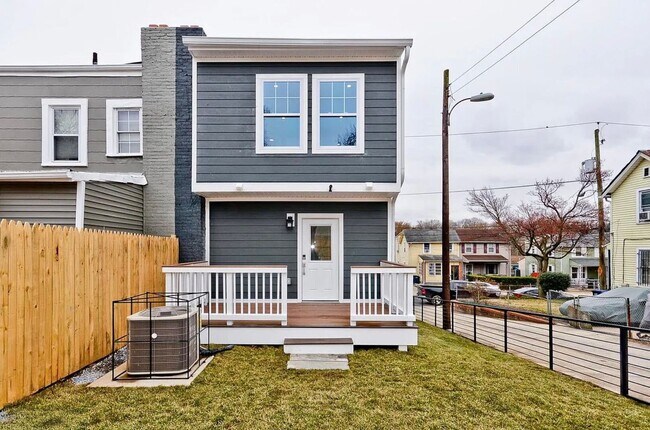 Building Photo - 4650 Hayes St NE