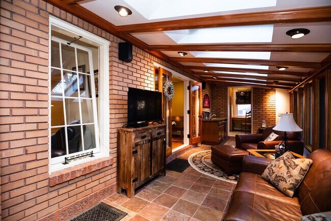 Building Photo - 2 Bedroom + Office, 3 Bath in Old Town Fort Collins