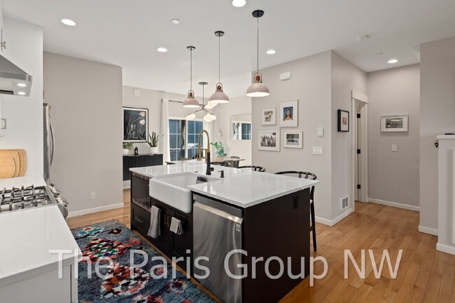 Building Photo - Stylish Model Hm in Issaquah Highlands * Park-Facing, EV Charger, Designer Upgrades & Very Walkable!