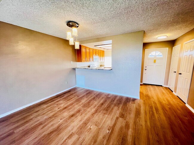 Building Photo - Beautiful remodeled 1 Bed one Bath in  Nor...