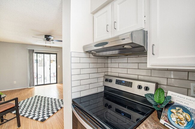 Building Photo - Well Maintained 2 Bed, 2 Bath Townhome in ...
