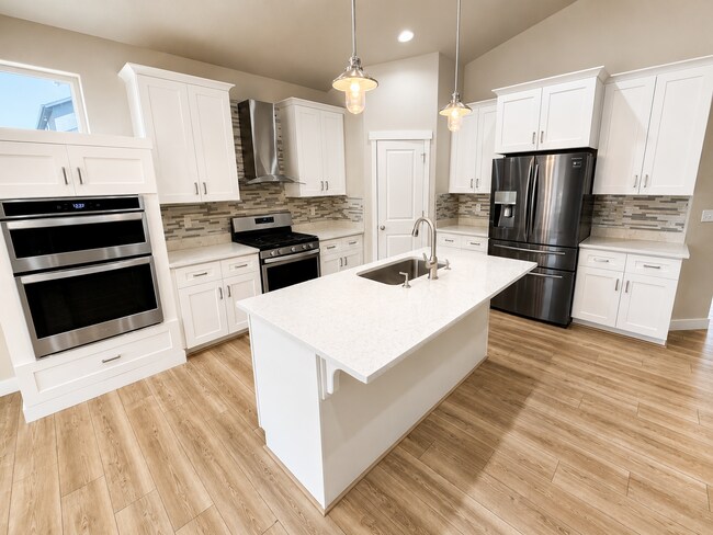 Building Photo - Beautiful 5-bedroom home is a must see!!