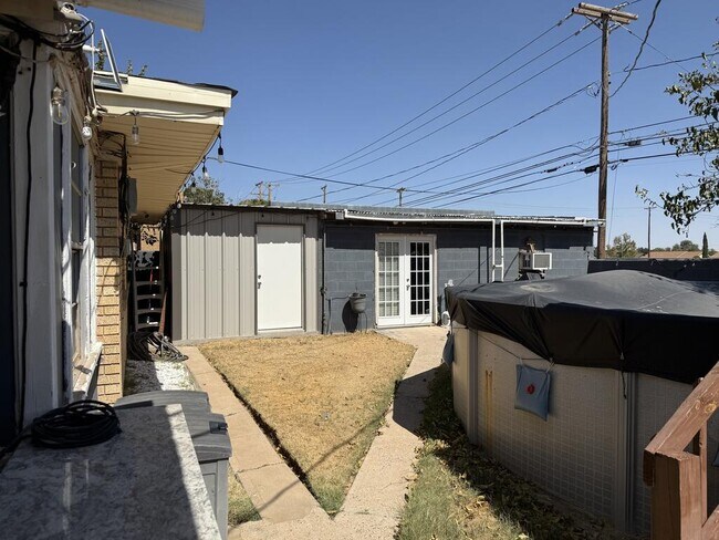 Building Photo - 1620 E Everglade Ave
