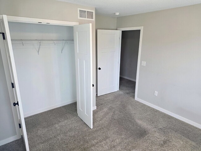 Building Photo - 5555 S Prairie View Dr
