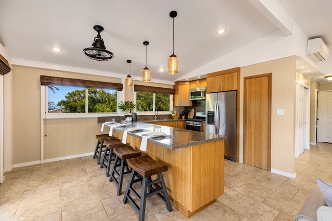 Building Photo - Well kept, private stand alone home steps ...