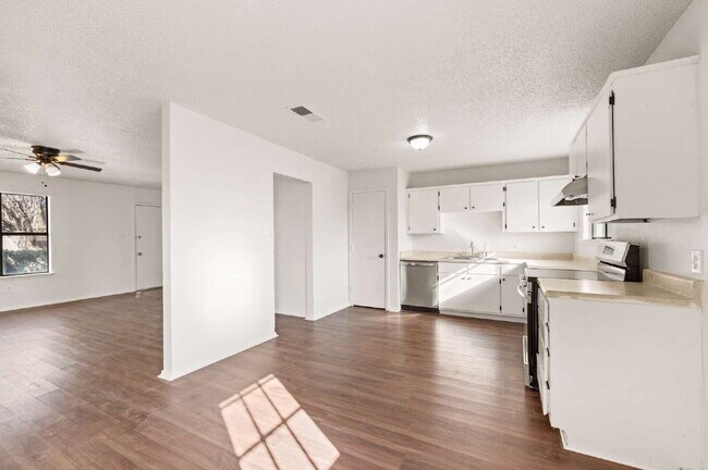 Building Photo - "Charming 3-Bed Home with Spacious Layout in Ft Worth – Aledo School District"